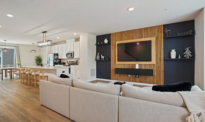 3443 Carnaby St