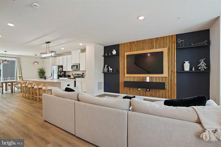 3443 Carnaby St